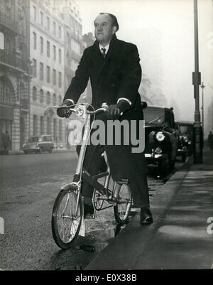 3. März 1965 - Tory Parks sein Fahrrad--An der R.A.C.''; Herr Walter Loveys M.P. für Winchester Sussex - soll zu sehen Ankunft im R.A.C. Club in Piccadilly jeden Morgen - auf seinem Fahrrad. Er findet pendeln zwischen dem Haus und der Verein viel einfacher als mit dem Auto- und er verzichtet das Parkplatzproblem. und der Zyklus packt in seinen Jaguar. Foto zeigt Herr Walter Loveys Ausscheiden aus dem R.A.C.-Verein für das Haus - heute Morgen auf seinem Mini-Zyklus. Stockfoto