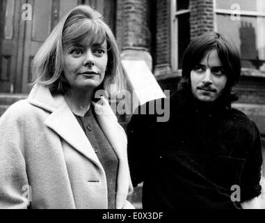 1. Januar 1965 - Datei Foto: ca. 1960er Jahre Standort unbekannt. MICHAEL CHAPLIN und Frau PATRICIA CHAPLIN. Michael Chaplin (geboren 7. März 1946) ist ein anglo-amerikanischer Schauspieler in Santa Monica, Kalifornien geboren. Er ist der älteste Sohn von Chaplins letzte Ehe mit Oona O'Neill. Stockfoto