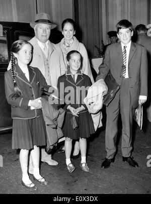 Schauspieler Charlie Chaplin mit seiner Familie Stockfoto