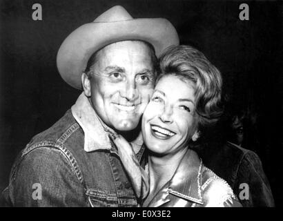 Schauspieler Kirk Douglas schmiegt sich an Frau Anne Buydens Stockfoto