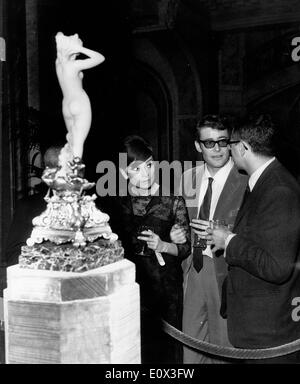 Peter O'Toole und Audrey Hepburn in Boulogne Studio für eine cocktail-party Stockfoto