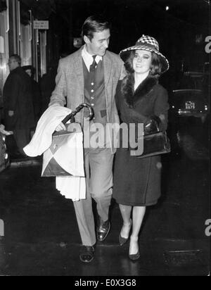 Schauspielerin Natalie Wood walking mit David Niven Jr. Stockfoto