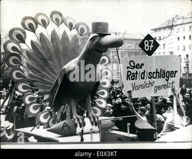 3. März 1965 - Charles De Gaulle - '' der Pfau ''... Lustige Karneval in Mainz... Es wird geschätzt, dass mehr als eine halbe million Zuschauer die Route - beim jährlichen Faschingsumzug durch die Straßen von Mainz - Deutschland gesäumt, während dessen die Organisatoren politische Personen und Top-Stars der Entertainment-Business dargestellt... Nicht zuletzt war diese Karikatur von Pres De Gaulle als ein '' gallant Pfau " Stockfoto