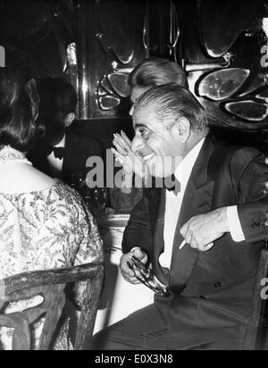 Aristotle Onassis bei der Premiere von "Zorbas der Grieche" Stockfoto