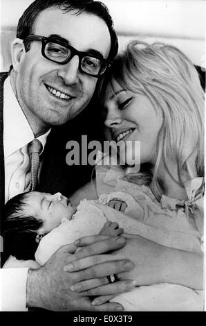 Schauspieler Britt Ekland und Peter Sellers willkommen neues baby Stockfoto