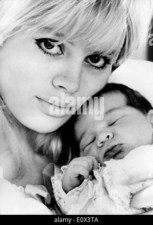 Schauspielerin Britt Ekland mit Neugeborenen Tochter Victoria Stockfoto