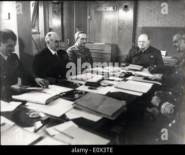 26. Januar 1965 - Szene aus dem Leben von Sir Winston Churchill: Foto zeigt an Bord der Queen Mary - eine Konferenz auf hoher See auf dem Weg in die Vereinigten Staaten mit Winston Churchill der Premierminister ist Admiral der Flotte Sir Dudley Pound, General Sir Alan Brooke, Field Marshal Lord Wavell und Sir Charles Portal. Stockfoto