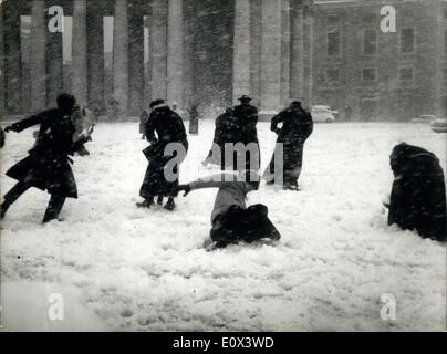 2. Februar 1965 - Rom bedeckt unter dem Schnee.: ein ungewöhnlicher Aspekt der Stadt erschien heute Morgen an Römer: der Schnee fiel und Rom war so so schön! Menschen gingen bald zu diesem unerwarteten Gast sagen '' herzlich willkommen '', und einige amüsanten Szenen wurden in den Straßen, bevor Sie die Sehenswürdigkeiten und Plätze. Foto zeigt die Gruppe von amerikanischen Seminaristen spielt mit Schneebälle am Petersplatz. Stockfoto