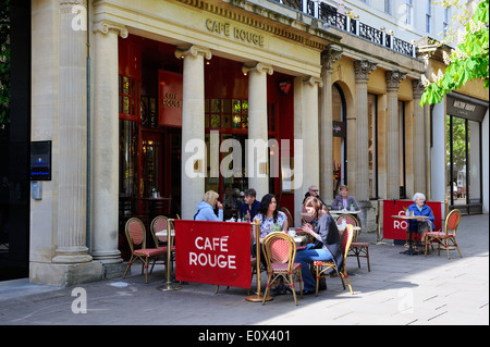 Im Freien essen im Café Rouge auf der Promenade, Cheltenham, Gloucestershire, England Stockfoto