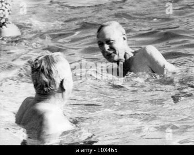 Herzog Edward VIII Schwimmen im Pool im Urlaub Stockfoto