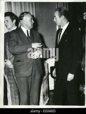 2. Februar 1965 - Premierminister trifft die Sportler - bei Nr. 10 Mr Wilson trifft Sir Stanley: Der Ministerpräsident eine Frau Harold Wilson waren Gastgeber letzte Nacht in Nr. 10. Downing Street bei einem Empfang für die Sports Council - die von vielen gut besucht wurde wissen Sportler. Das Foto zeigt Mr. Wilson Gespräche mit Fußball-Star Sir Stanley Matthews - an der Rezeption letzte Nacht. Stockfoto