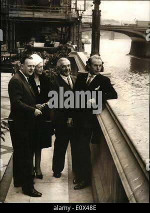 2. Februar 1965 - Sir Stanley Matthews Mittagessen im House Of Commons: Sir Stanley Matthews und Lady Matthews waren zum Mittagessen in das House Of Commons unterhalten heute Nachmittag - nach dem Besuch des Buckingham Palace, die Ritterschaft von HM The Queen zu erhalten. Sie waren die Gäste des Herrn Dennis Howell M.P.- und Minister für Sport- und Herr Ellis Smith M.P. für Wiener Neustadt Süd. Foto zeigt (V.l.) Herr Dennis Howell, der Minister für Sport, Lady Matthews, Mr. Ellis Smith, M.P., Sir Stanley Matthews heute auf der Terrasse des House Of Commons zu sehen. Stockfoto