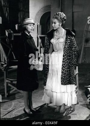 2. Februar 1965 - Emanuelle Riva(left) die französische Schauspielerin ein Star der internationalen Ruhm wurde ist in Rom Dreharbeiten '' die Frauen, die alleine gelebt '' Co teeren mit Italofrench Schauspielerin Dominique Boschero "(rechts) Stockfoto