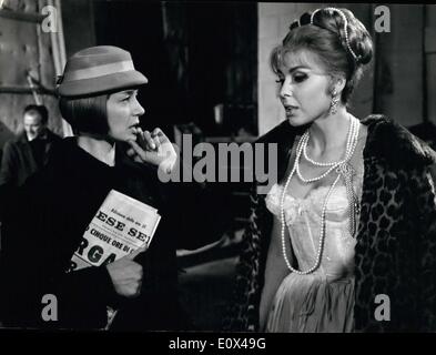 2. Februar 1965 - ist Emanuelle Riva(left) die französische Schauspielerin, die ein Star der internationalen Ruhm wurde in Rom die Dreharbeiten '' die Frauen, die alleine gelebt '' mit Italofrench Schauspielerin Dominique Boschero'(right) Co teeren Stockfoto