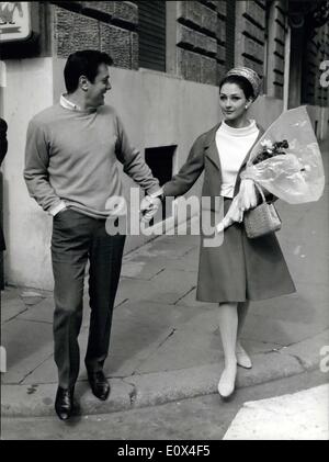 29. März 1965 - amerikanische Schauspieler Tony Curtis und seine Frau ehemalige Schauspielerin Christine Kaufan, kam gestern in Rom aus New York. Er ist hier für einen kurzen Aufenthalt in der Stadt und verlassen nach Paris wo am drehen einen Film gesehen. Foto zeigt den Schauspieler und seine Frau zu Fuß in der Stadt. Stockfoto