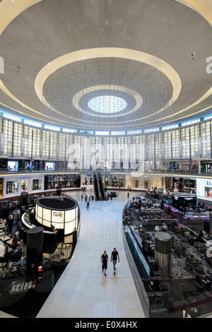 Innenraum der Fashion Avenue Atrium voller Luxus-Mode-Boutiquen in der Dubai Mall in Vereinigte Arabische Emirate Stockfoto