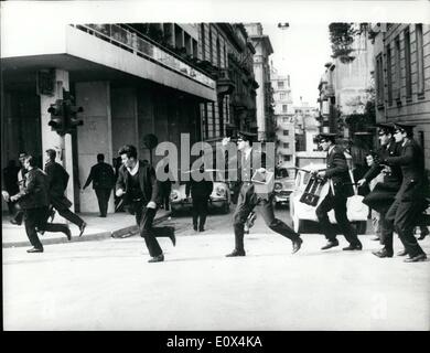 2. Februar 1965 - 500 griechischen Taxifahrer, begleitet von ihren Frauen, stießen mit der Polizei bei Demonstrationen vor dem Parlament in Athen. Die Treiber protestierten gegen Ministerpräsident Herr Papandreou, die abgelehnt wurde, um die Lizenzen für Taxifahrer zu ermöglichen, da die vorhandene Anzahl ist viel größer als es sein sollte. 16 Polizisten und fünfzehn der Demonstranten wurden verletzt und 24 andere wurden verhaftet. Foto zeigt: Griechische Polizisten mit Schlagstöcken gezeichnet jagen einige der Demonstranten während der Auseinandersetzung außerhalb des Parlamentsgebäudes in Athen Stockfoto