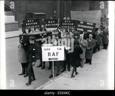 2. Februar 1965 - Flugzeuge Workers halten Protest März in London gegen Regierung planen, Buy American: mehr als 5.000 Arbeitnehmer der British Aircraft Corporation aus Waybridge Surrey-heute Morgen kam aus fünf Hawker Pflanzen in einen Marsch durch die Londoner. Sie protestieren gegen den Plan der Regierung, von American-statt des Verfahrens mit der P. 1154-Kämpfer und der HS-681. Das Foto zeigt. Einige der Demonstranten tragen ihre symbolischen Sarg ''-Plakate etc. während der Demonstration März heute Morgen. Stockfoto