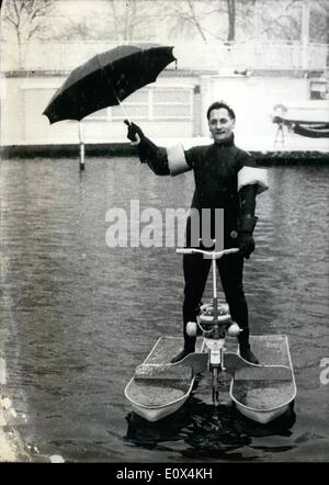 2. Februar 1965 - über dem Ärmelkanal... Franz Schnüre wird Ende April übergeben. Der Mann aus Hamburg ist ein leidenschaftlicher Wasser Sport Mann. Weil ein Hobby, das er selbst konstruierte Wasserski für die nahm er ein Patent und ist nun eifrig trainiert für seine Reise. Wie er Training bei jedem Wetter hat er sich eine überschaubare Dach gemacht, welche Charakterisierung '' The Hobby Regenschirm '' genannt wird. Es schützt ihn vor Regen und Schnee. er habe nicht seine Meinung, ob er Gong zu sein '' Hobby'' mit ihm oder nicht die Reise über den Kanal ist. Stockfoto