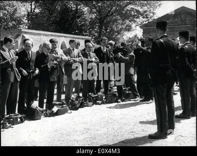 5. Mai 1965 - Anne de France Hochzeit: Reporter Kreuz Arme aus Protest; Pressefotografen, die kamen zum Fotografieren vor der königlichen Kapelle von Dreux verschränkte ihre Arme aus Protest als Gendarmen versucht zu unterbinden eingehen von Positionen rund um die Kirche, TV-Kameraleute sind filmt die Szene gesehen. Stockfoto