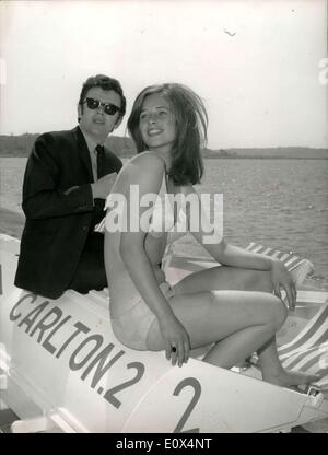 15. Mai 1965 - Seitenlichter des Cannes Film Festival Foto zeigt Charlotte Rampling und Ray Brooks im englischen Film mit Knock'' im Bild gestern am Strand in Cannes Stockfoto