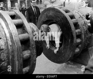 John Kennedy Jr. spielt am Tower of London Stockfoto