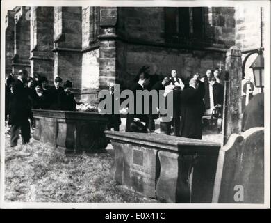 4. April 1965 - Bild von aus Leeds Königin besucht Beerdigung von Prinzessin Royal: Königin Elizabeth II (führende Gruppe auf der linken Seite); Prinz Charles (hinter der Königin); Queen Sie Elizabeth the Queen Mother (neben Prinz Charles); Der Duke of Edinburgh (links) und andere Mitglieder der königlichen Familie, besuchen die Beerdigung der Prinzessin Royal an Harewood, Yorkshire, heute, April 1. die Princess Royal, der Königin Tante starb am vergangenen Sonntag. Stockfoto