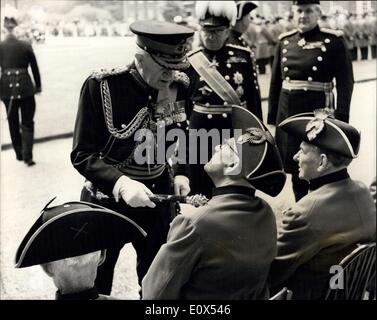 29. Mai 1965 - Gründers Tag Parade für Chelsea Rentner bei The Royal Hospital Chelsea des Gründers der jährlichen Parade halben Vormittag im Royal Hospital Chelsea war an dem 300 Chelsea Rentner teilnahmen, war die Überprüfung Offizier Fieldmarshalthe Viscount slim. Fotoshows: Feldmarschall Slim Chats mit 84 Jahre alte CSM John Bishop nach der Parade heute Morgen. Stockfoto