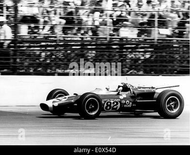 Britische Formel1-Rennfahrer JIM CLARK treibt ein Lotus-Ford in der 1965 Indy 500. Stockfoto