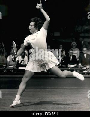 6. Juni 1965 - verpassen Wimbledon Tennis-Meisterschaften Turner (Australien) im Vergleich zu Miss Moffitt (USA). Foto zeigt Miss B.J. Moffitt der USA im Spiel bei ihrem Match gegen Miss L.R.Turner von Australien. Stockfoto