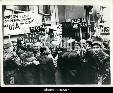 4. April 1965 - Demonstration über Vietnam In Luzern. Demonstrationen gegen den Krieg in Vietnam - fanden vor kurzem 12 Eucerne zu platzieren. Schweiz- und die Polizei musste die Demonstranten zu zerstreuen. Stockfoto