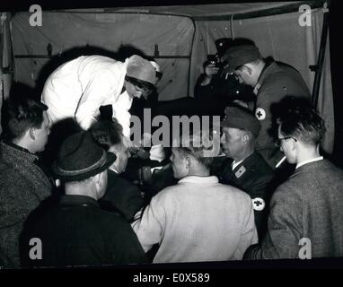 4. April 1965 - Blockade auf Autobahn Hamburg. Berlin als einen Druck gegen das Bundestag treffen in Berlin, DDR-Polizei hat die Straßen von Westdeutschland nach Berlin blockiert. A den Kontrollpunkt Lauenburg auf der Straße Hamburg. Berlin-LKW sind kilometerweit aufgereiht und Privatfahrzeuge in endlosen Konvois blockiert werden. Rote Kreuz und andere Organisationen haben Hilfe Service für Fahrer und wartet auf die Freigabe der Blockade eingerichtet. Das rote Kreuz ist Tee servieren und Essen und geben anderen helfen, übermüdete Fahrer. Keystone Foto 04.07.65 Stockfoto