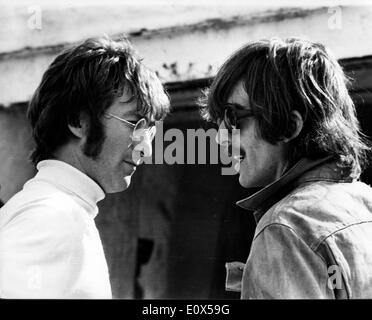 Die Beatles John Lennon und George Harrison miteinander zu reden Stockfoto