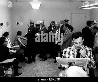 Brian Epstein Zeitung lesen Stockfoto