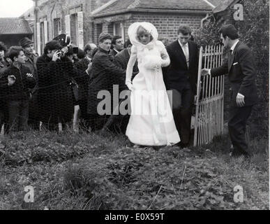 12. April 1965 versuchen - Loconville, Frankreich - JOHNN HALLYDAY und SYLVIE VARTAN, die Kirche zu erreichen sind sie heiraten werden, während eine massive Menge um sie vor ihrer Hochzeit versammelt. Stockfoto