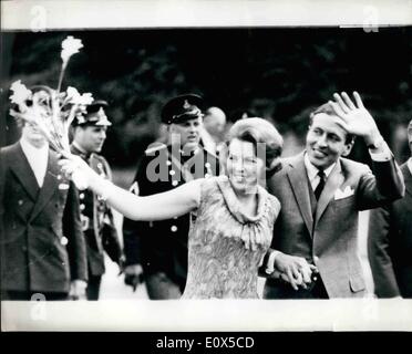 6. Juni 1965 - Kronprinzessin Beatrix und ihrem Verlobten treffen die Presse: Foto zeigt Prinzessin Beatrix und ihr Verlobter Claus Von Amsberg, die ihr Engagement heute Wave gut angekündigt Gratulanten wie sie auf dem Gelände des Königspalastes heute Nachmittag Fuß. Stockfoto