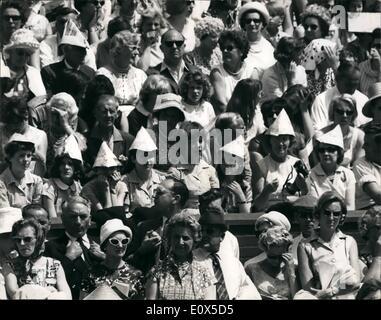 6. Juni 1965 - bringen die warmen Sonnenstrahlen die Papierhüte bei Wimbledon Tennis Championships. Foto zeigt, dass Menschen in der Menge auf dem Centrecourt in Wimbledon als Schutz vor der grellen Sonne heute Papierhüte trug. Stockfoto