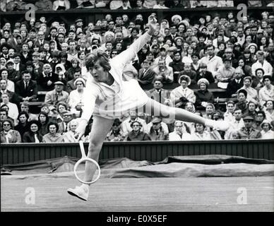 6. Juni 1965 - verpassen Wimbledon Tennis Championships Truman GB Beats Mrs Graebner USA. Foto zeigt: eine feine Aktion Bild von Stockfoto