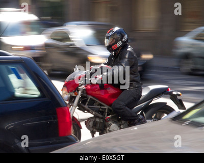 Pendeln mit dem Motorrad auf der Wetstraat im Herzen von Brüssel, Belgien Stockfoto