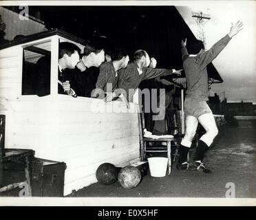 27. April 1965 - Gefängnis-Fußball-Nationalmannschaft gewinnt Cup-Finale? Die Fußball-Nationalmannschaft von Chelmsford Gefängnis waren gestern Abend erlaubt zum ersten Mal in der Abteilung 11-Pokalfinale der Mitte Essex Kombination gegen Thaxted Dorf Fußballverein im Chelmsford City Ground teilnehmen. Das Gefängnis-Team gewann mit 6 Toren auf 4. Kapitän W.I Davies, das Gefängnis Gouverneur, wurde bei der Übereinstimmung der Gefängnis-Team zum Sieg zu jubeln. Foto zeigt: Die Reserven des Gefängnis-Teams (ihre Gesichter sind gelöscht, um ihre Identität zu verhindern) viel auf ein jubeln wie ihre Mannschaft ein Tor erzielen. Keystone Stockfoto