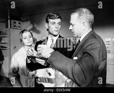 Laurence Olivier in einer Szene aus "Bunny Lake is Missing" Stockfoto