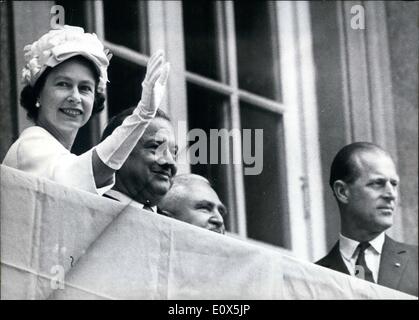 5. Mai 1965 - The Queen in München: am Morgen des 21. kann Königin Elizabeth II von Großbritannien und Prinz Philip kam in München auf ihrer 10-Tages-Besuch nach Westdeutschland. Tausende von Menschen, winken und schreien vor Freude, begrüßte der Königin und dem Herzog von Edinburgh, als sie durch die Straßen von München an. Foto zeigt Ministerpräsident Goppel, Dr.Hundhammer, Queen Elizabeth und Prinz Philip auf dem Balkon in der Kanzlei. Stockfoto