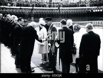 5. Mai 1965 - Staatsbesuch von Königin Elizabeth II.in Deutschland, 18.5.65 - 28.5.65: Foto zeigt zu Beginn ihrer 10-tägigen Staatsbesuchs in Deutschland am 18. Mai die Queen und Prinz Phillip angekommen am Flughafen Köln (Köln/Wahn), H.M. Queen Elizabeth und Prinz Philip wurden erwartet und von Präsident Lübke und das deutsche Kabinett begrüßt. Prinz Philip und Kanzler "Erhard" Händeschütteln. Stockfoto