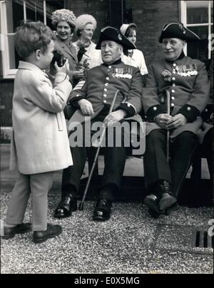 5. Mai 1965 - Gründer Day-Parade für Chelsea Rentner im Royal Hospital Chelsea: der jährliche Gründer Parade fand heute Morgen auf das Royal Hospital Chelsea, Chelsea Rentner welche 300 Teil nahm. Die Überprüfung der Offizier war Field Marshal Viscount Slim. Das Foto zeigt 4 jährige Steven Harkins bekommt ein Kinderspiel von zwei Chelsea-Rentner nach der Parade heute Morgen. Stockfoto