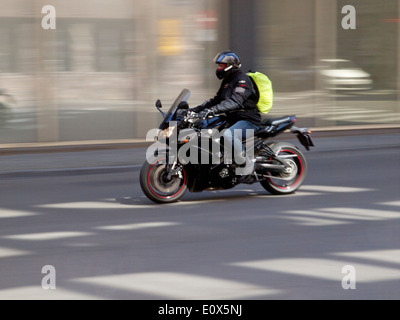 Pendeln mit dem Motorrad auf der Wetstraat im Herzen von Brüssel, Belgien, Stockfoto