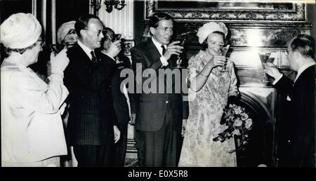 6. Juni 1965 - Prinzessin Beatrix und Verlobten treffen die niederländische Minister: gestern in Trier-Zimmer im Binnenhof in den Haag, Prinzessin Beatrix zusammengestellt ihr Verlobter Claus Von Amsberg, die Mitglieder der niederländischen Regierung und ihre Frauen. Königin Juliana und Prinz Bernhard besuchte auch das treffen. Foto zeigt, dass der Ministerpräsident Herr Cals auf rechten Seite das glückliche Paar auf der linken Seite Toasten Königin Juliana und Prinz Bernhard auch toasten sie auch ist. Stockfoto