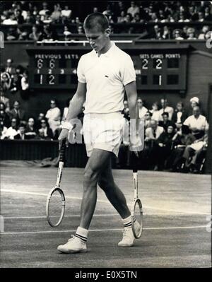 6. Juni 1965 - WIMBLEDON TENNIS CHAMPIONSHIPS EMERSON (Australien) im Vergleich zu RAISTON (USA). Foto zeigt: R.d. RAISTON, USA geht an das Gericht mit zwei Schläger - man nutzt er für servieren und die andere für die Rückgabe Aufnahmen. Stockfoto