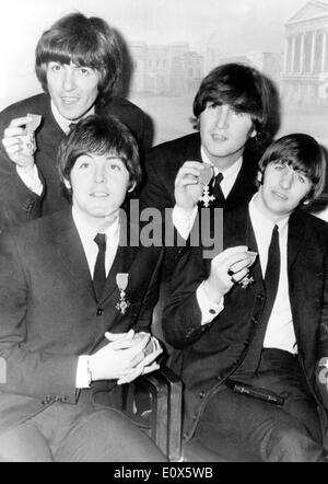 Die Beatles abgebildet mit einem Auftrag des britischen Reiches Stockfoto