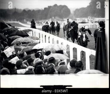 16. Juni 1965 - zweiter Tag des Royal Ascot - Finish des Royal Hunt Cup - Keystone Foto zeigt - Racegoers unter Sonnenschirmen während sie zusehen das Finish des Royal Hunt Cup, der von CASABIANCA (L. Piggot) gewonnen wurde, mit der Weeper Boy (W Williemson) am 2. und Zaleucos (D. Smith), 3. Platz. Stockfoto