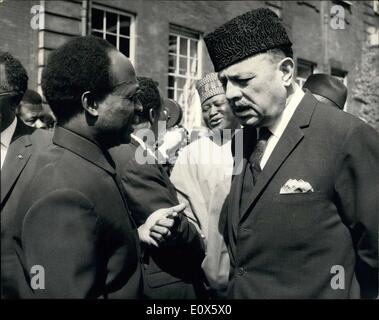 17. Juni 1965 - 17.06.65 Commonwealth-Premierminister-Konferenz im Marlborough House, London. Keystone-Fotoshows: Präsident Nkrumah aus Ghana (links) plaudert, Präsident Ayub Khan, Pakistans im Garten von Marlborough House, wo heute die Commonwealth Ministerpräsidenten-Konferenz eröffnet. Stockfoto